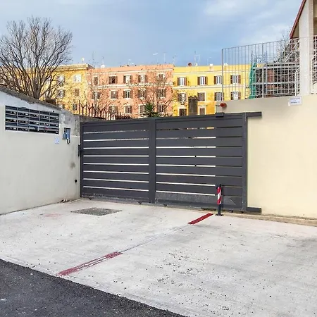 Urban Oasis With Balcony And Free Private Parking