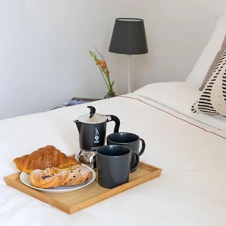 Urban Oasis With Balcony And Free Private Parking