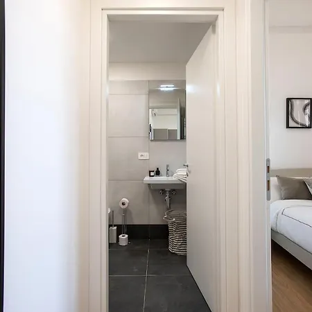 Urban Oasis With Balcony And Free Private Parking Apartment
