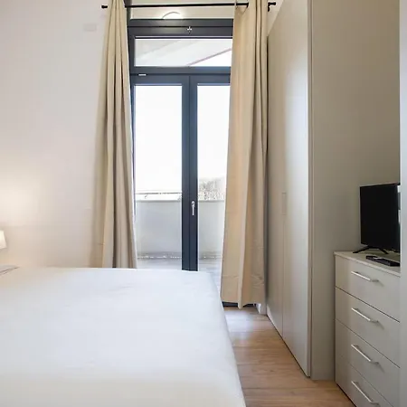Apartment Urban Oasis With Balcony And Free Private Parking
