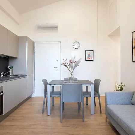 Urban Oasis With Balcony And Free Private Parking Apartment