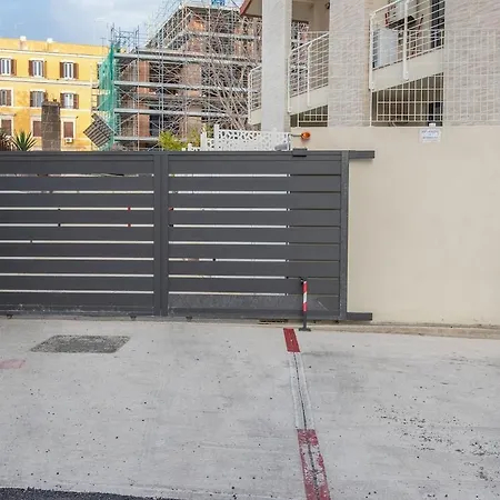 Urban Oasis With Balcony And Free Private Parking Apartment