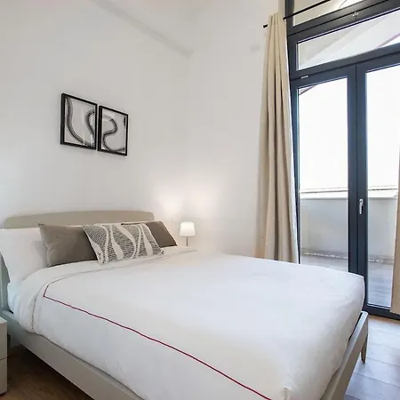 Urban Oasis With Balcony And Free Private Parking Apartment
