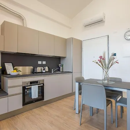 Urban Oasis With Balcony And Free Private Parking Apartment *