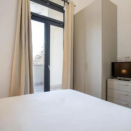 Urban Oasis With Balcony And Free Private Parking Apartment *