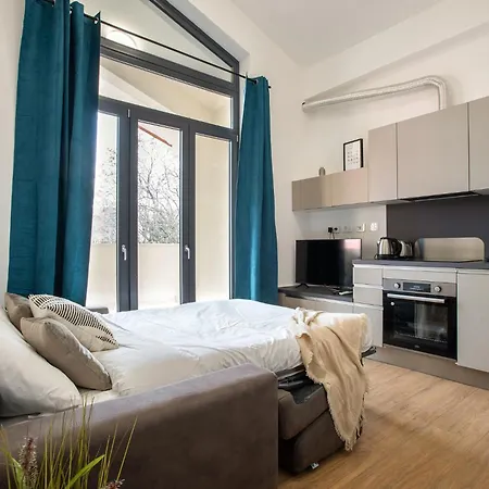 Urban Oasis With Balcony And Free Private Parking
